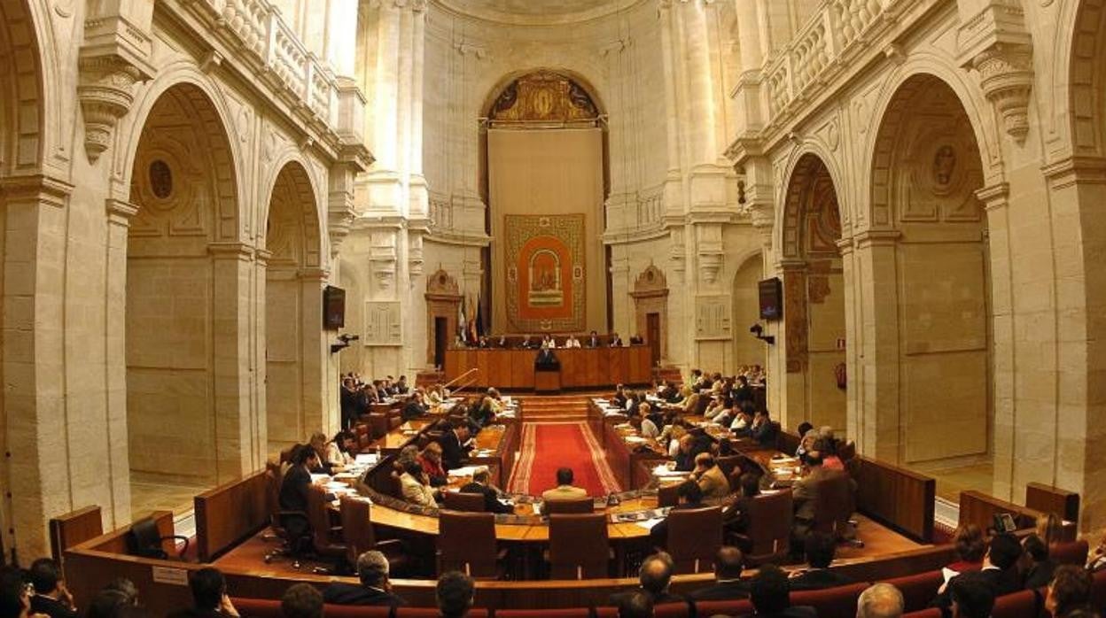 Vista general de un pleno del Parlamento andaluz