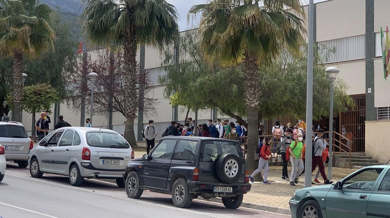 Alumnos del instituto de Doña Mencía a la salida de clase este mediodía tras la vuelta a las aulas