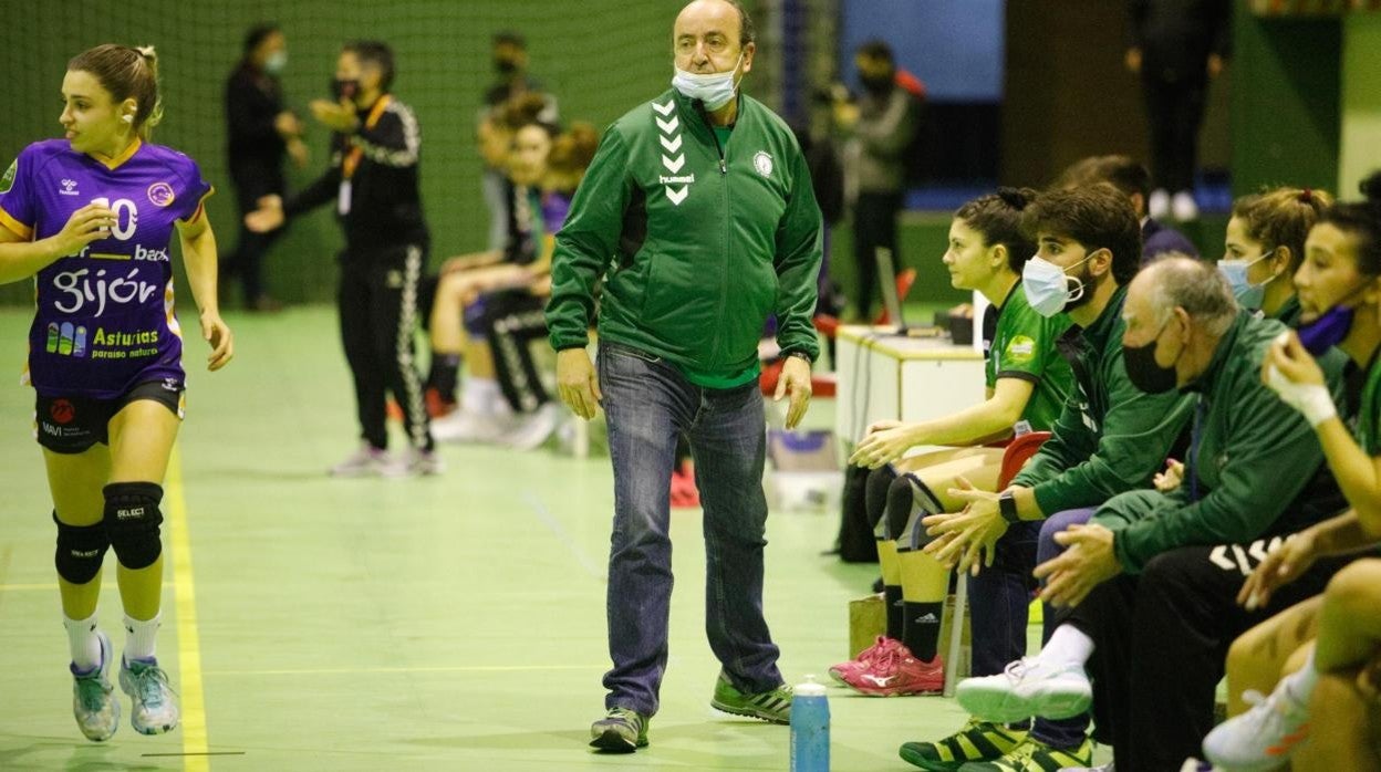 El entrenador del Adesal Córdoba, Rafael Moreno, junto al banquillo en el partido ante La Calzada