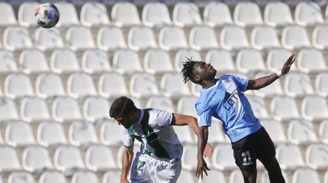 El Córdoba, en una acción del partido del domingo ante el Linense