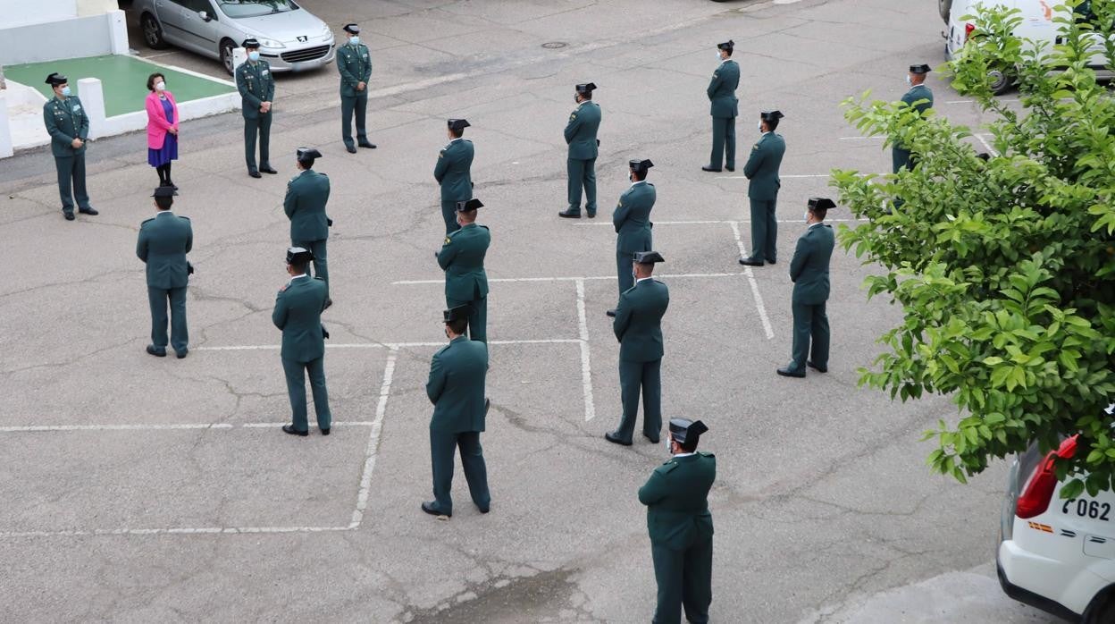 Un momento del acto de la subdelegada y el teniente coronel con los agentes