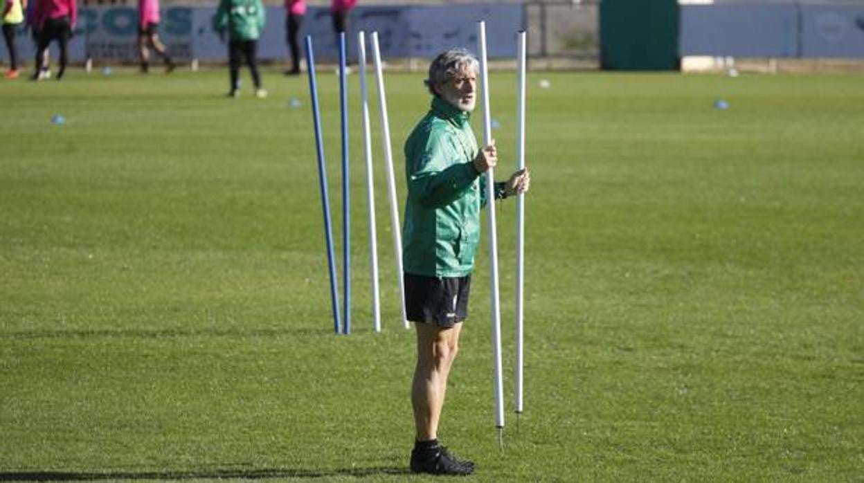 El entrenador del Córdoba, Pablo Alfaro, pone unas picas en el césped