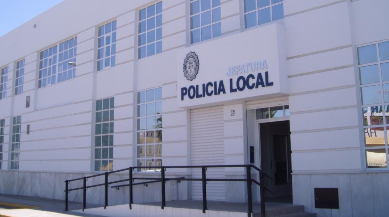 Fachada principal de la sede de la Policía Local de Llepe