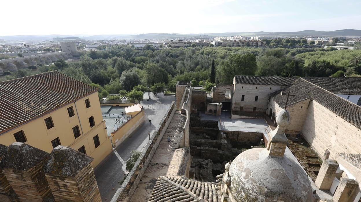 Vista del Alcázar desde la torre del Homenaje, dentro de los límites de lo que debió ser el palacio califal; a la izquierda queda el seminario de San Pelagio, justo en el sitio donde Montejo sitúa la «rawda»