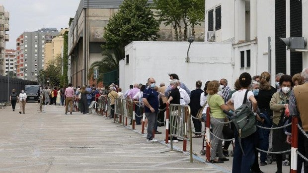 Retrasar la segunda dosis permitiría inmunizar de forma parcial al 70 por ciento de andaluces en julio