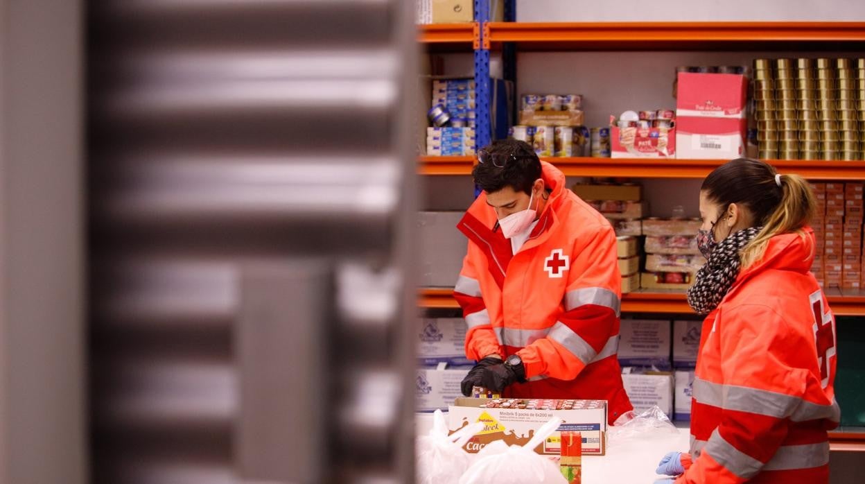 Voluntarios de Cruz Roja en Córdoba preparan alimentos para los más necesitados