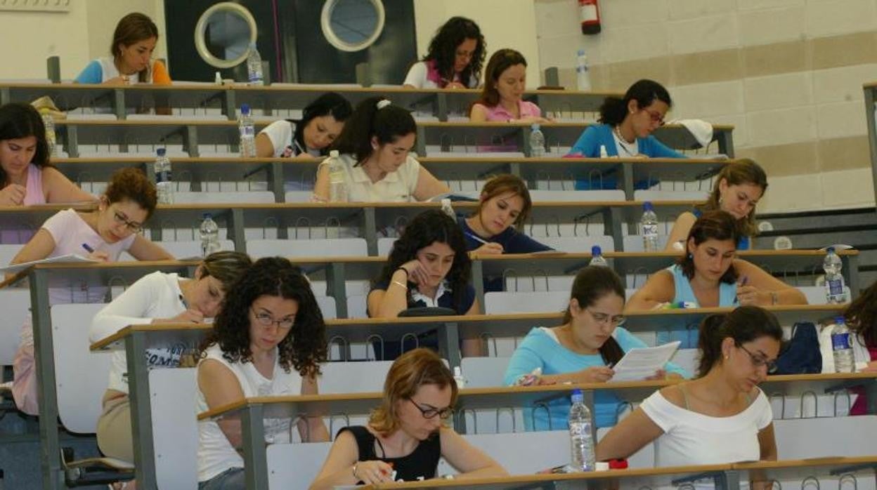 Opositores haciendo un examen