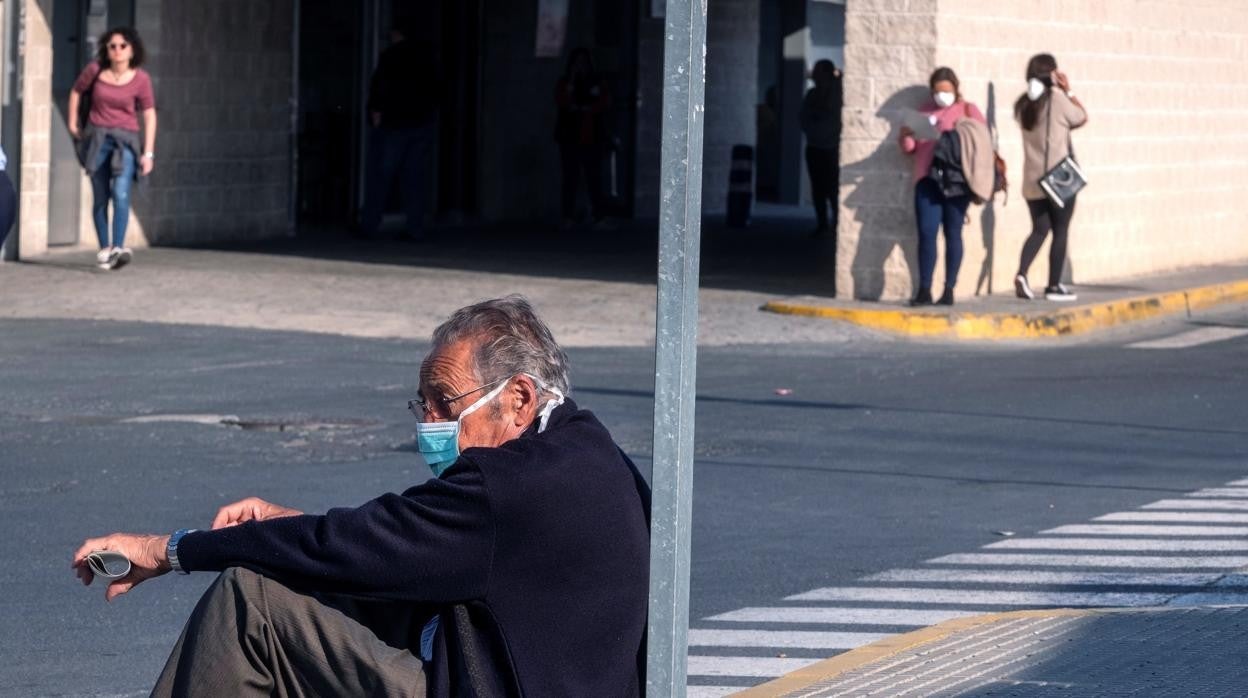 Usuarios y pacientes a las puertas de un hospital de Huelva