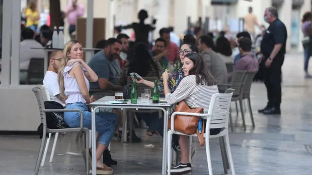 Málaga mantendrá sus bares abiertos hasta las 22.30 horas al ser la provincia andaluza con menos contagios