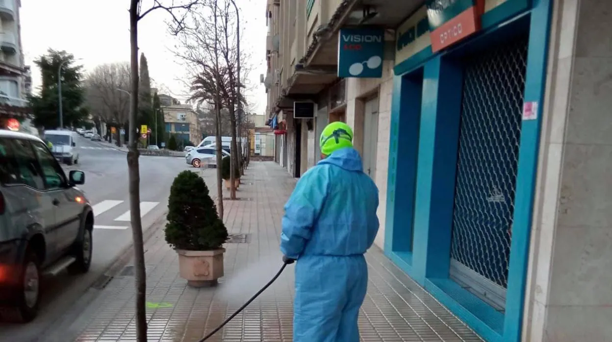 Un operario municipal desinfecta una acera de Alcalá la Real