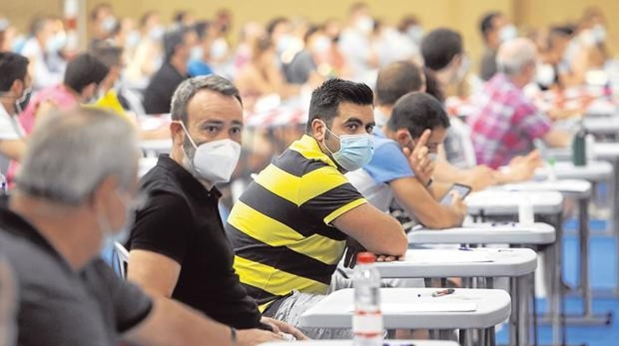 Opositores durante la realización de un examen