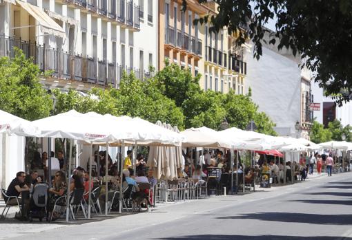 Ambiente de terrazas en la Ribera de Córdoba, hoy