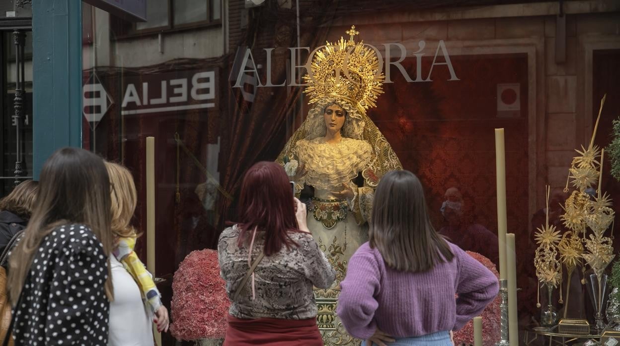 Varias mujeres contemplan la Virgen de la artista cordobesa Carmen Bernal