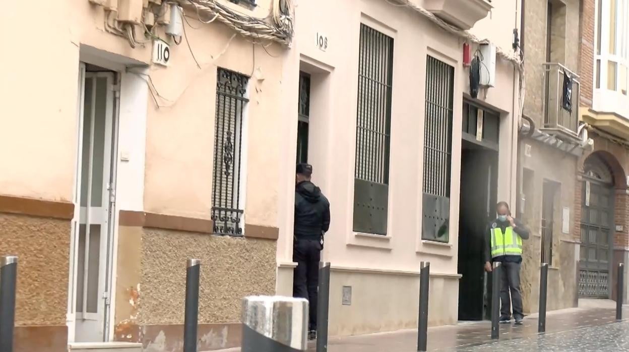 Operativo policial en la calle Mediabarba de Lucena esta semana