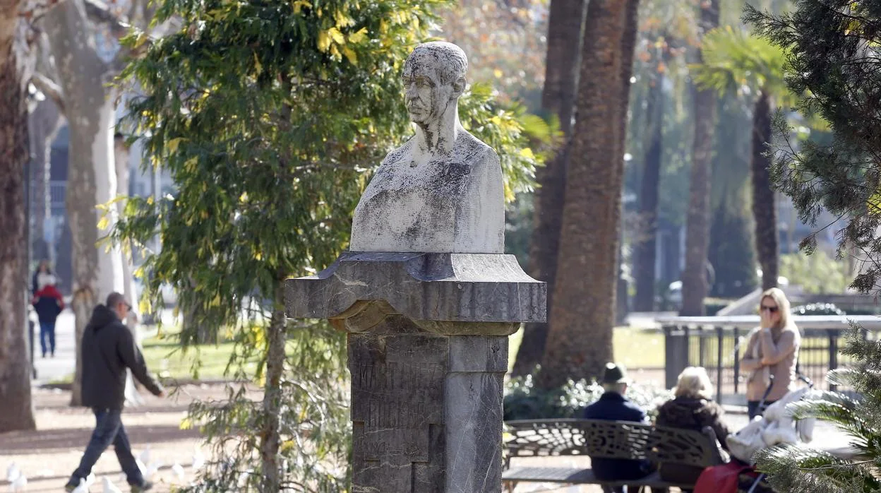 Estatua de Martínez Rücker en los Jardines de Agricultura de Córdoba