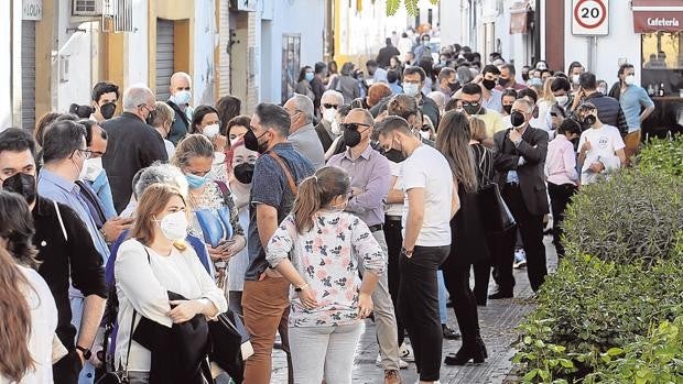 La cuarta ola de coronavirus en Andalucía supera el test de la Semana Santa y crece seis veces más lenta que la tercera