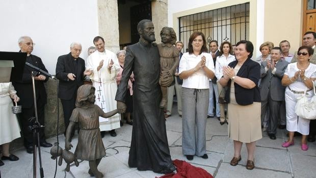 Recuperado el oso de la estatua del Padre Cosme en la plaza de Las Cañas de Córdoba