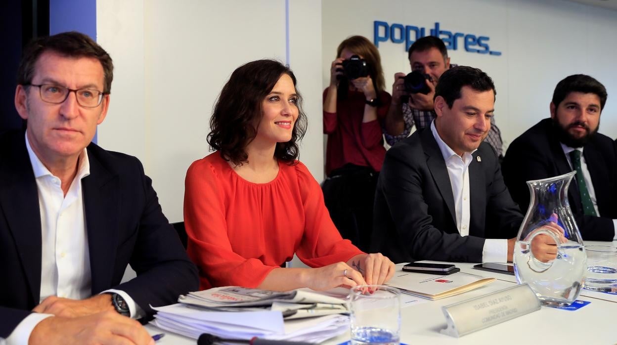 Los presidentes de las comunidades de Madrid y Andalucía, en la Ejecutiva del PP nacional