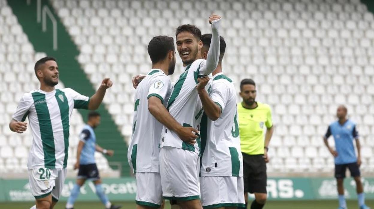 Diego Domínguez celebra un gol con el Córdoba B