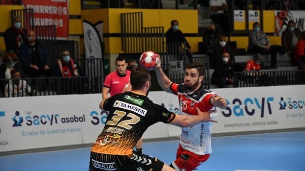 El Ángel Ximénez vuelve a caer ante el Balonmano Nava (26-25)