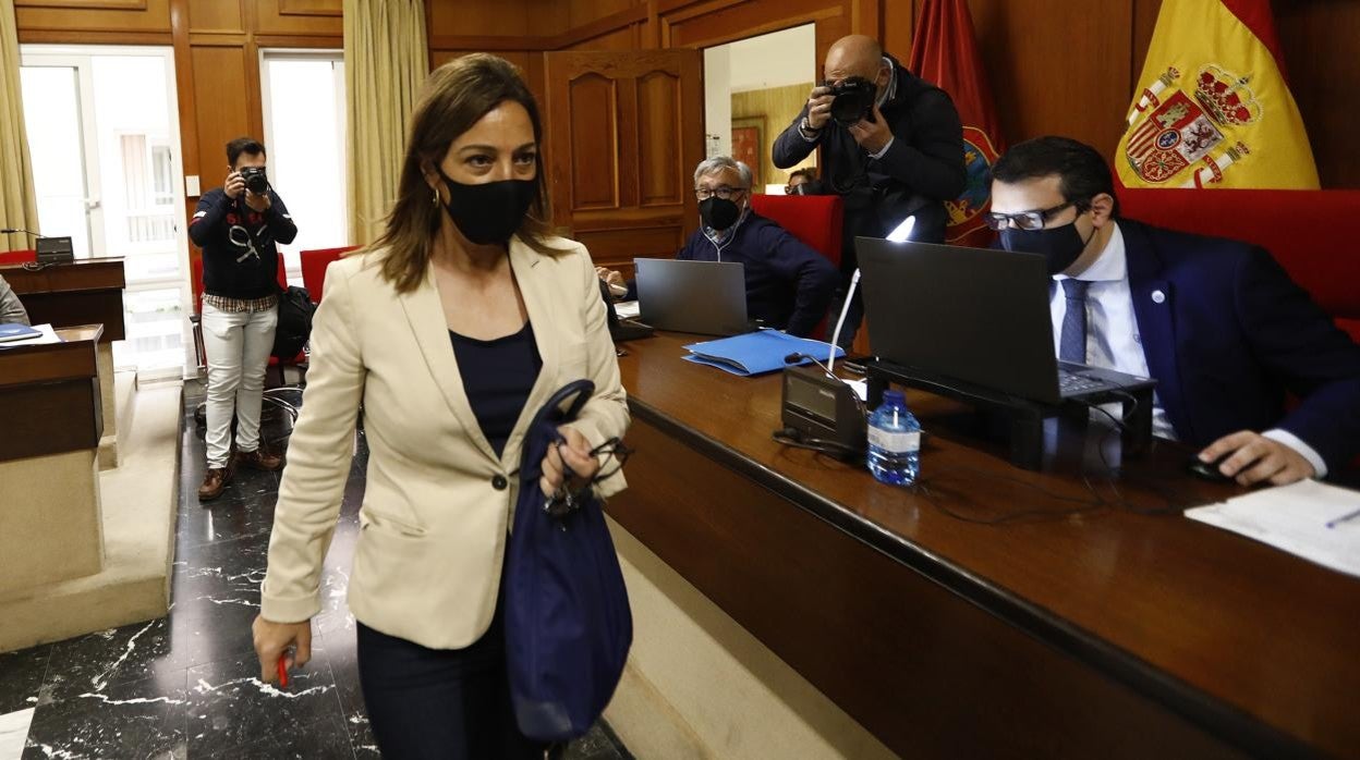 La portavoz socialista pasa delante del alcalde, antes del inicio del Pleno de presupuestos