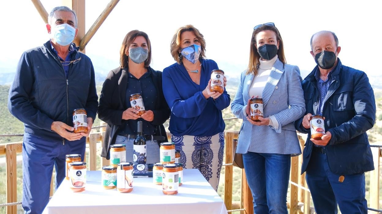 Susana Díaz en La Fábrica, pionera en la venta de caracoles cocinados en Cuevas de Almanzora