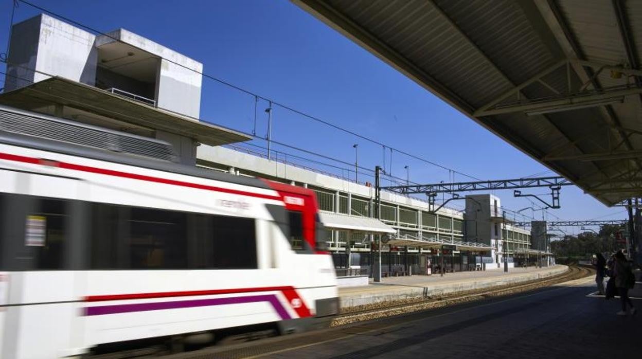 Un tren Cercanías llega a una parada