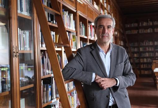 Al director de la institución, en su biblioteca