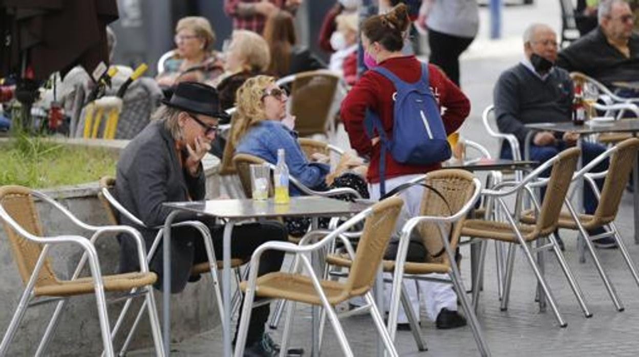 Los bares y comercios tendrán que cerrar a las 20.00 en la capital desde este lunes, 19 de abril