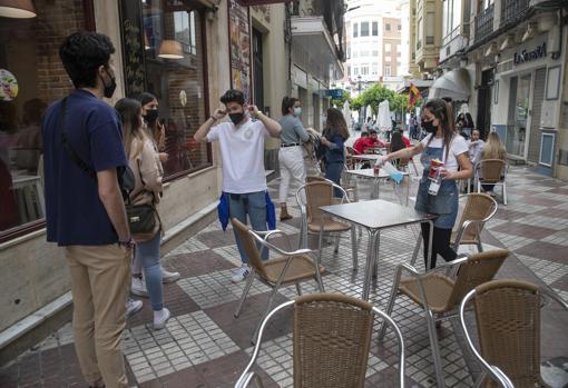 Un grupo de jóvenes al filo de las ocho de la tarde de este domingo