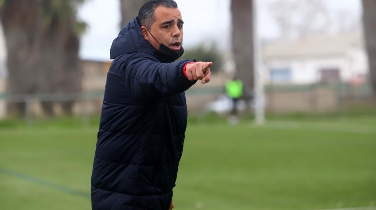 El entrenador del Córdoba B, Germán Crespo, hace indicaciones desde la banda