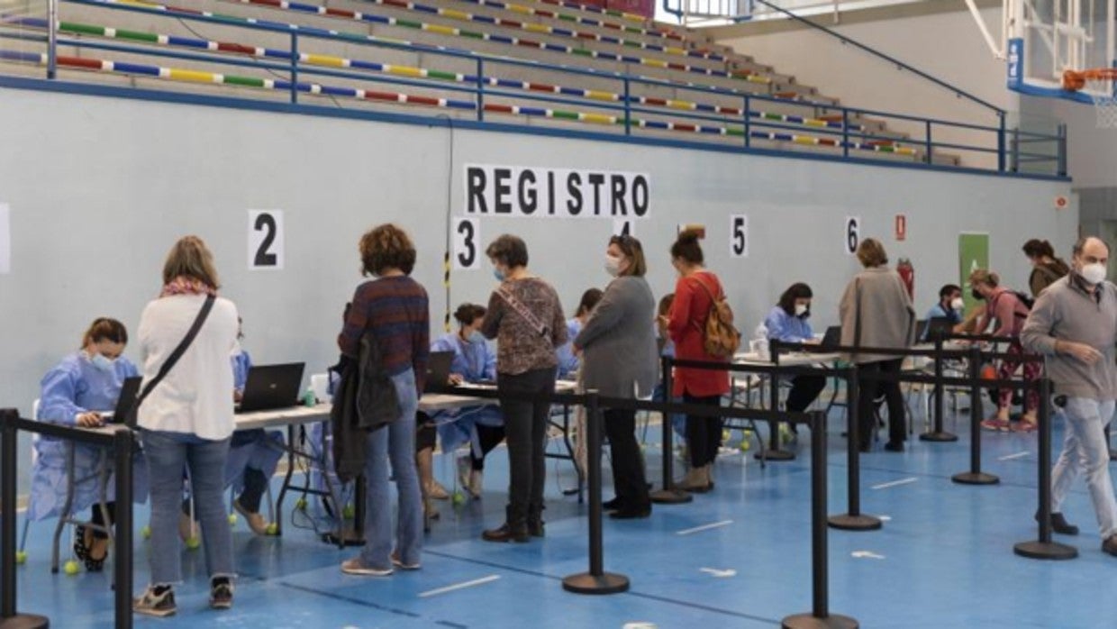 Registro de personas a vacunar en el pabellón de Bermejales de Sevilla E.P./ María José López