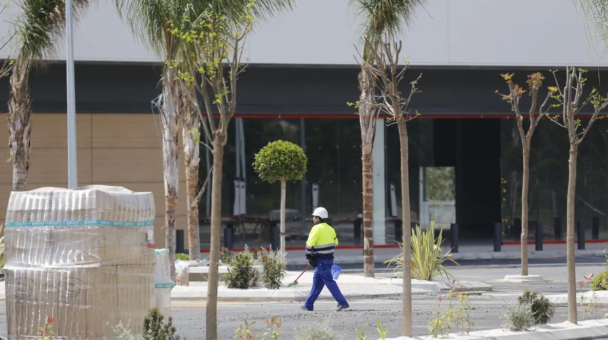 Un obrero en los trabajos de construcción del centro comercial