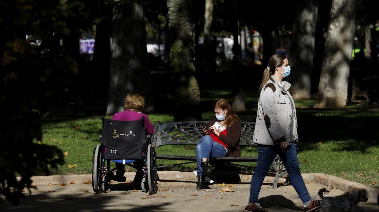 Tres mujeres en el parque de Colón