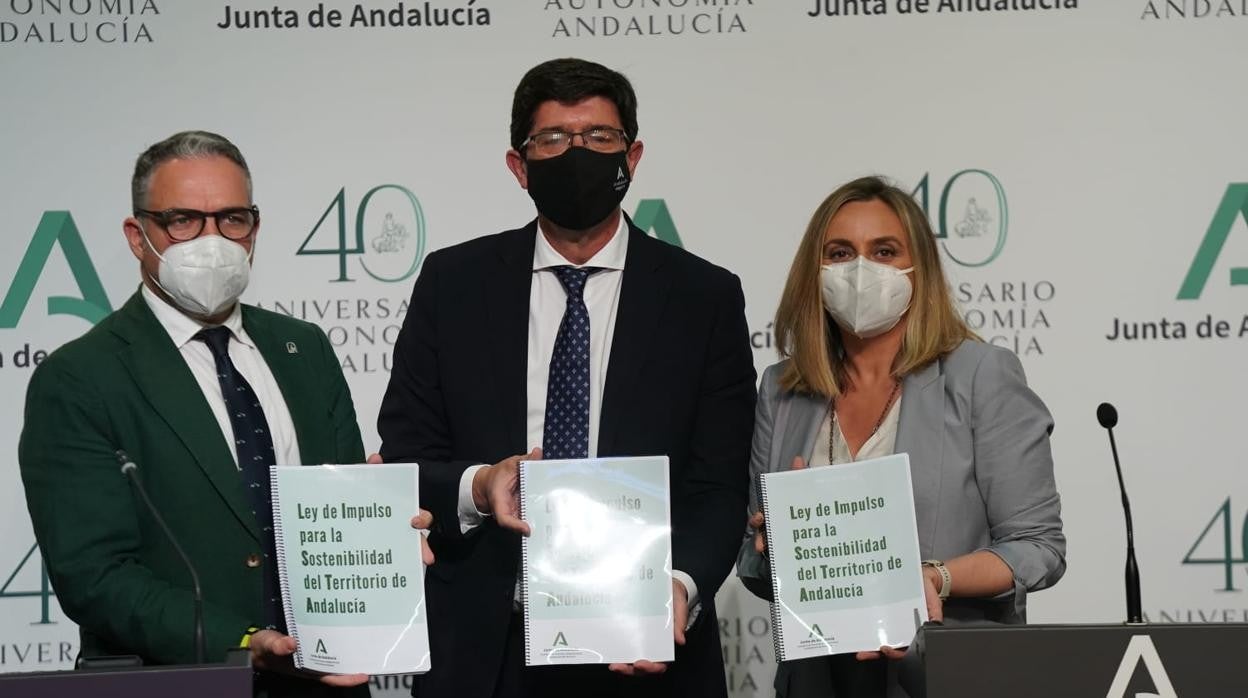 Elías Bendodo, Juan Marín y Marifrán Carazo, este martes presentando el anteproyecto de ley