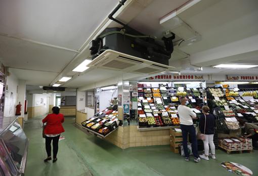 Puesto de fruta y verdura junto a una instalación de aire acondicionado en el mercado del Marrubial