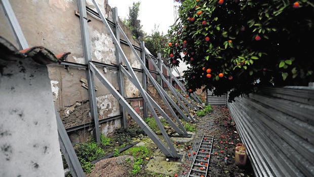 Cultura paraliza la restauración de la muralla que se desplomó en la calle San Fernando de Córdoba