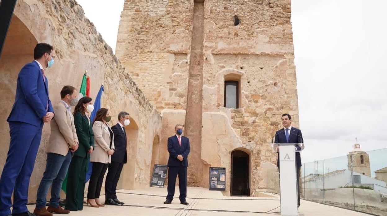 El presidente de la Junta de Andalucía, Juanma Moreno, en el castillo de Villadompardo