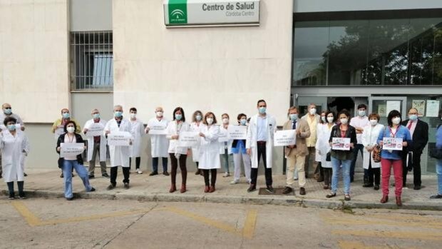 Concentración de sanitarios por la agresión a un celador del Centro de Salud de Avenida de América de Córdoba