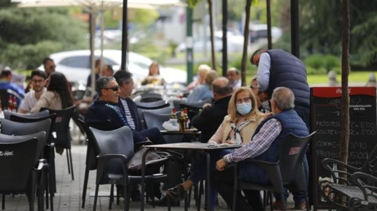 Clientes en la terraza de un bar de Córdoba