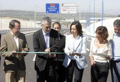 Griñán y Rosa Aguilar inaugurando el tramo de Córdoba de la Autovía del Olivar en 2009