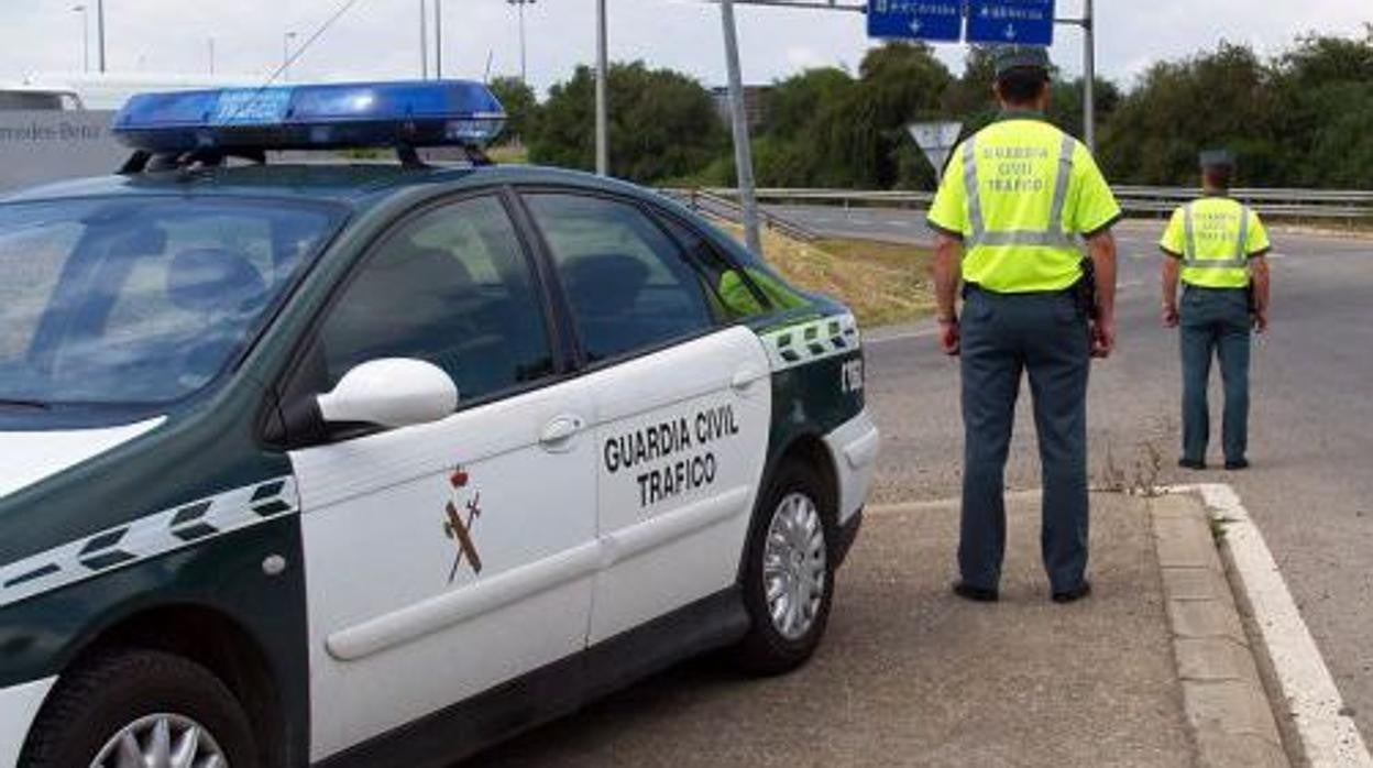 Dos agentes de la Guardia Civil de Tráfico