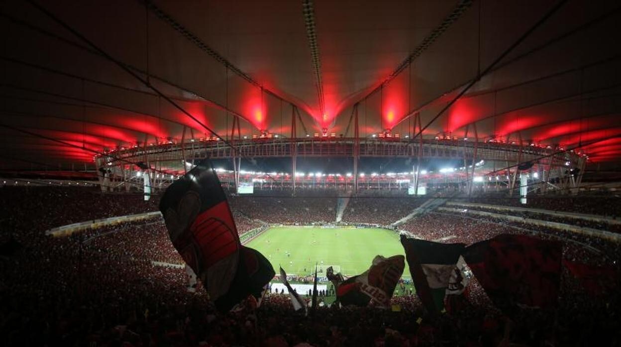 Aficionados ondean banderas en el estadio de Maracaná de Río de Janeiro