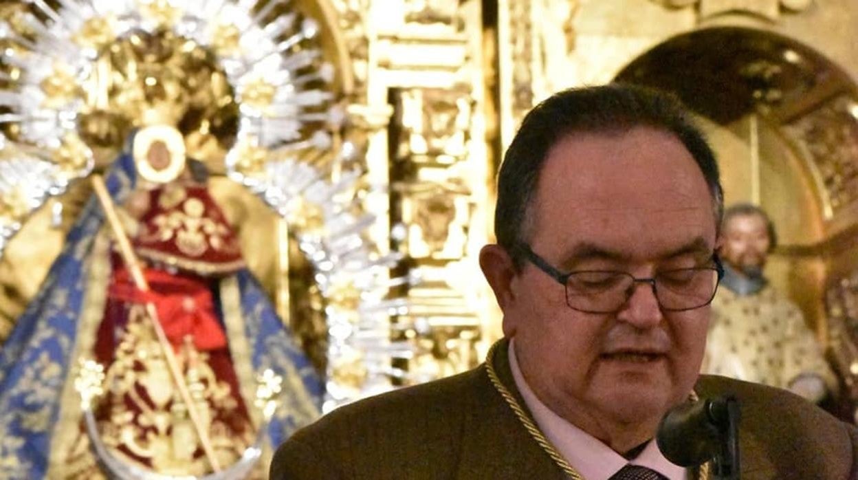 Juan González Castro, con la Virgen de la Cabeza al fondo