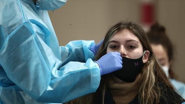 Andalucía reduce 58 hospitalizados por coronavirus en un solo día y baja de nuevo su incidencia