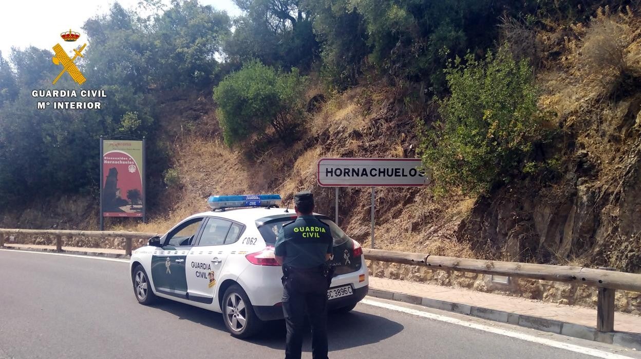 Un control de la Guardia Civil en una carretera de acceso a Hornachuelos