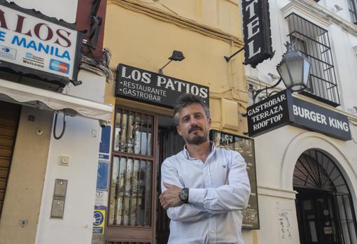 El empresario, en la fachada de su hotel y restaurante junto a la Mezquita-Catedral