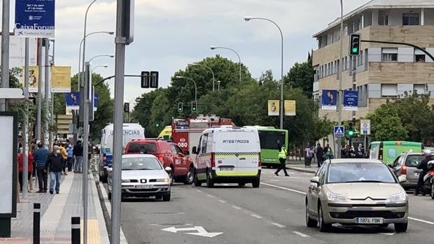 Una mujer, trasladada al Reina Sofía de Córdoba tras el choque de dos turismos en la avenida de Libia