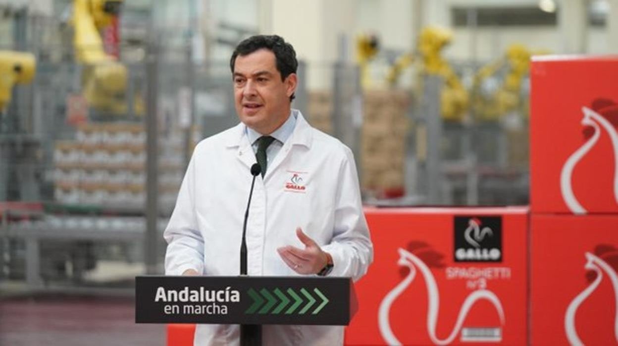 el presidente de la Junta, Juanma Moreno, durante su intervención en la planta de Pastas Gallo en Córdoba