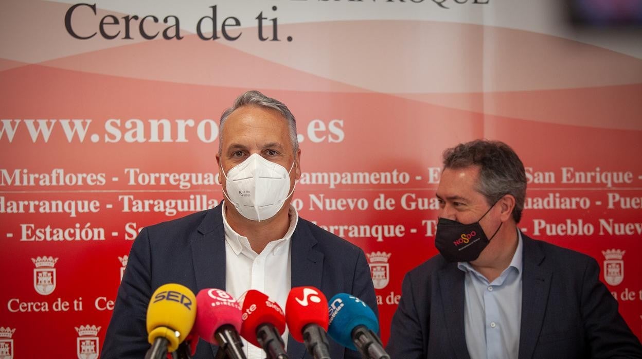 Juan Carlos Ruiz Boix, alcalde de San Roque, junto a Juan Espadas, en rueda de prensa